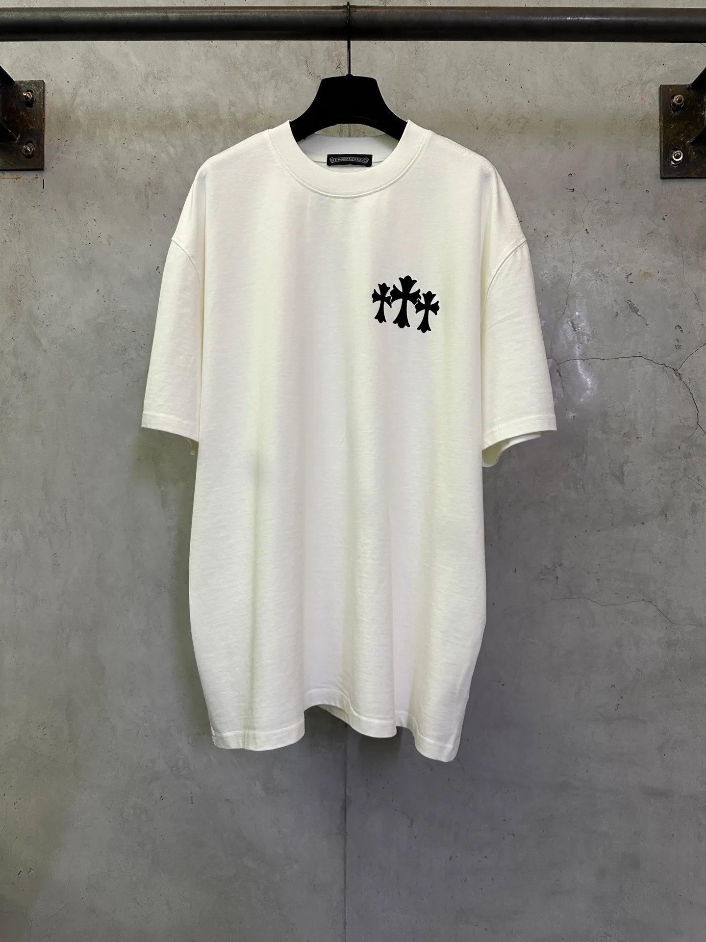 P270 Chrome Hearts 25ss cross flocking printed round neck short-sleeved T-shirt. Fabric is high-definition, super heavyweight cotton, double yarn compact Xinjiang cotton, weight 400g, matched with 2*2 Salona ribs 420g, clean cloth, clear cloth texture, tight feel, stiff, high color fastness, no deformation, no discoloration, custom hardware, thread, accessories, alignment, same style for men and women -Color: black white Gray -Size: XS S M L XL